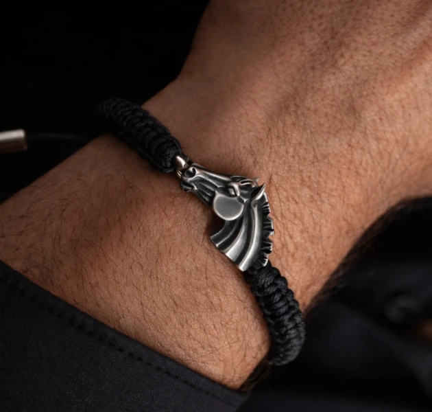 ¿Qué materiales y estilos definen las colecciones para hombre?