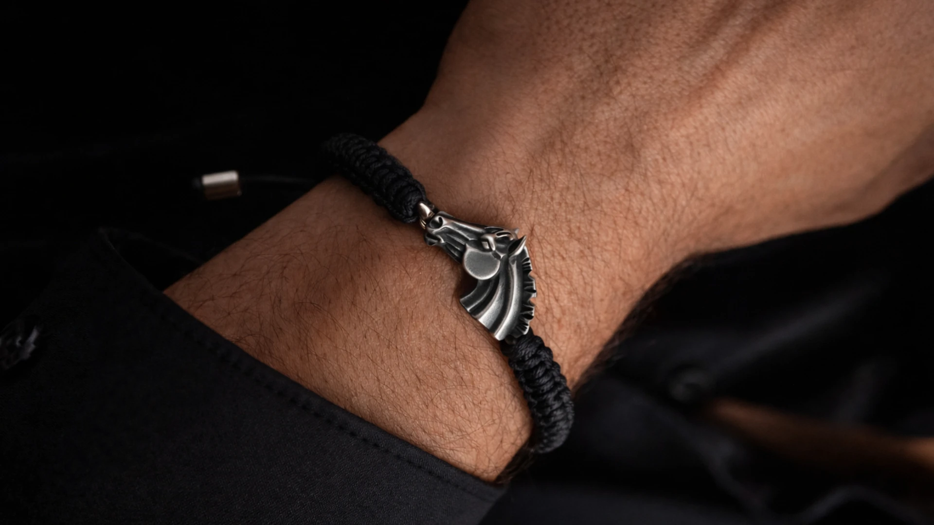 ¿Qué materiales y estilos definen las colecciones para hombre?