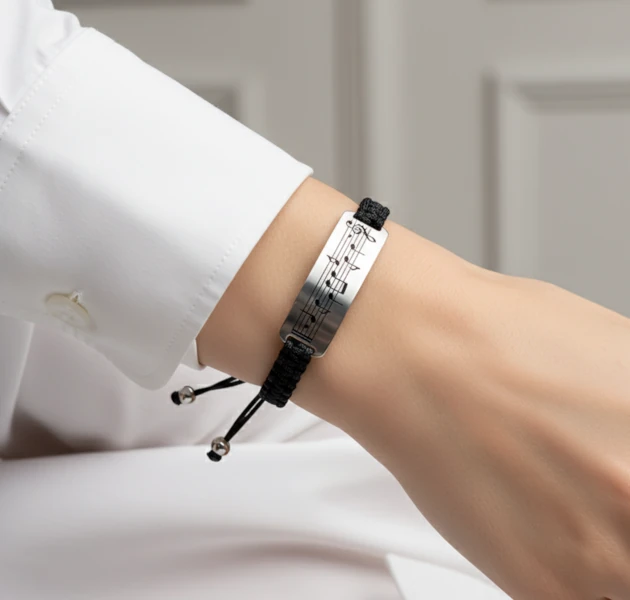 ¿Qué materiales y estilos definen las colecciones para mujer?