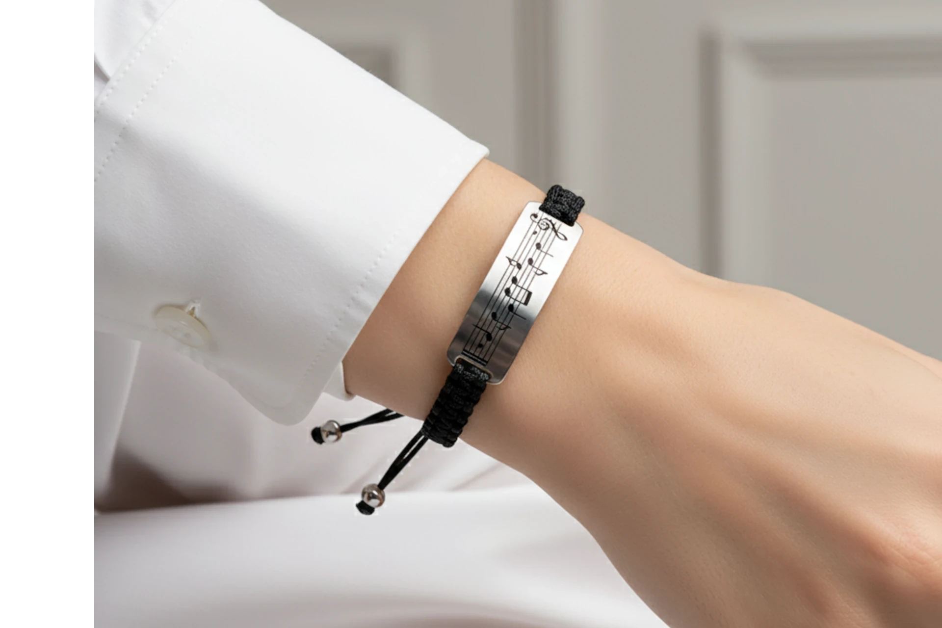 ¿Qué materiales y estilos definen las colecciones para mujer?