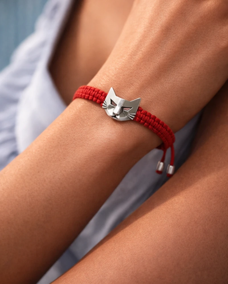 Pulsera de Gato con hilo rojo