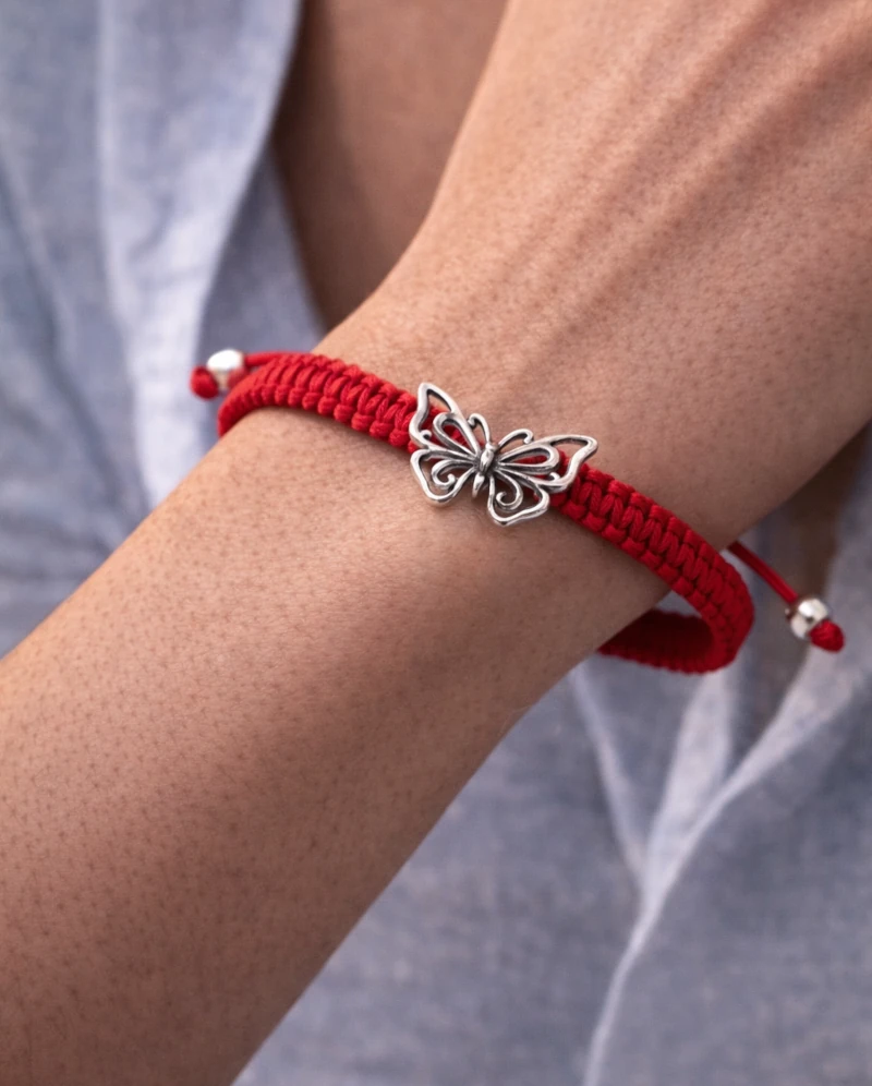 Mariposa con hilo rojo